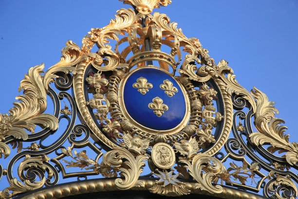 法国特鲁瓦。华丽的锻铁大门酒店图片下载