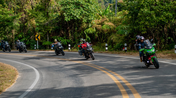 在泰国清莱骑着 Kawasaki versys 650 摩托车的骑手图片下载