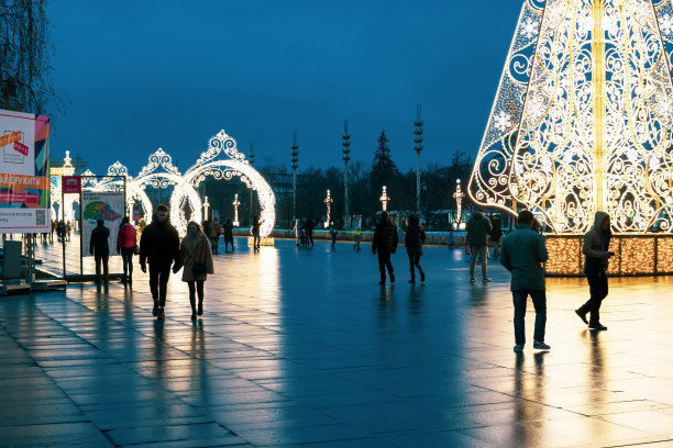 VDNKH公园的圣诞街道装饰，冬天，晚上的照片图片下载