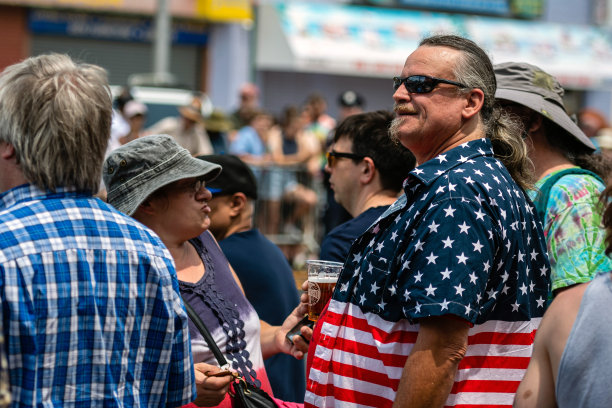 在美国纽约布鲁克林，人们参加一年一度的科尼群岛美人鱼游行图片下载