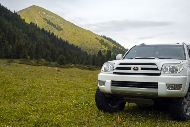 山地越野车和帐篷。4 × 4陆上游客旅游概念。图片下载