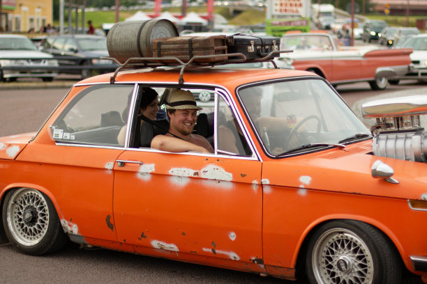 复古的宝马汽车，调整风格。微笑的人，高分辨率的照片。图片下载