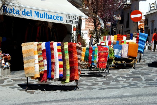 西班牙潘帕内拉市，商店外的彩色地毯。图片下载