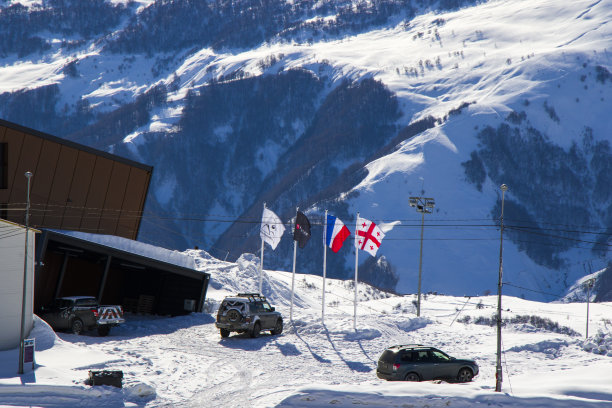 滑雪胜地，雪山和旅社。图片下载