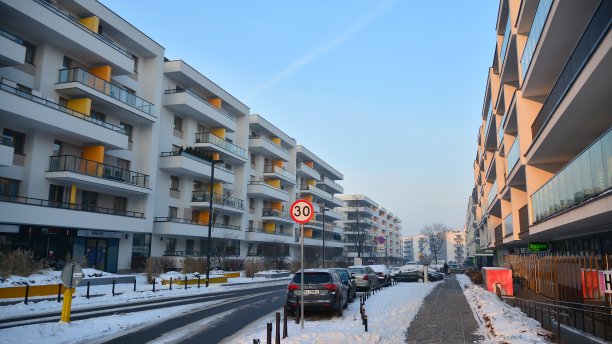 在一个寒冷的冬日早晨，一个现代化的住宅区。图片下载
