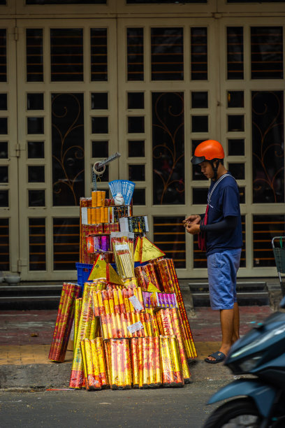 春节前在华埠市场的人们的看法。05区平泰市场最大的越南农历新年装饰店图片下载