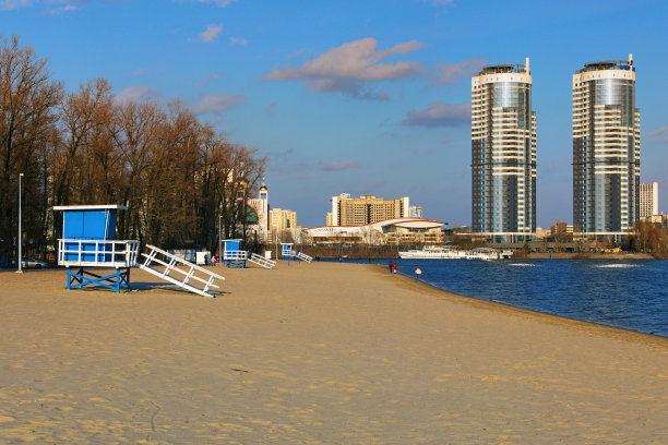 风景如画的著名公共威尼斯海滩有三个救生塔，水上公园。下午阳光明媚的春天。第聂伯河上的景观休闲公园图片下载