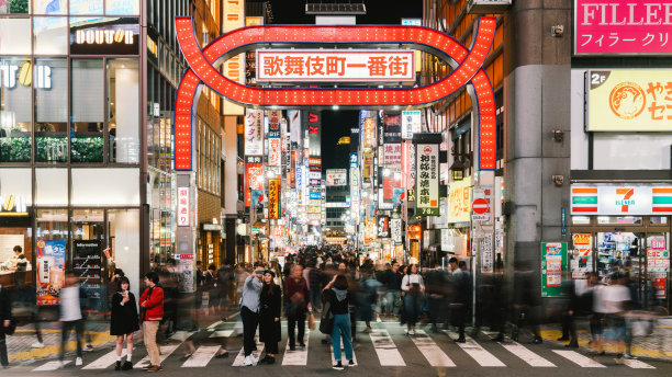 拥挤的亚洲人，走在歌舞伎町红灯区的游客。日本的夜生活文化，东京的标志性旅游景点，或日本的交通概念图片下载