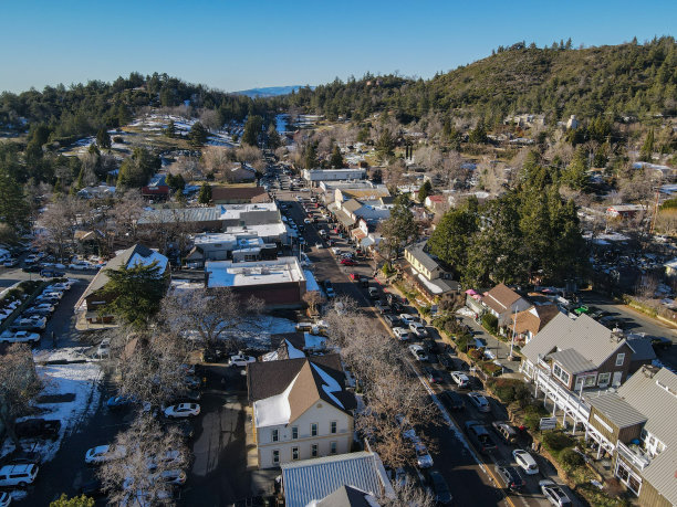 雪天期间朱利安市中心的鸟瞰图图片下载