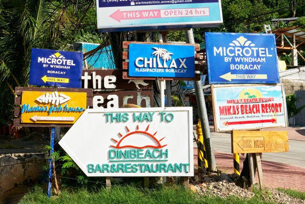 指示游客去旅馆的路标图片下载