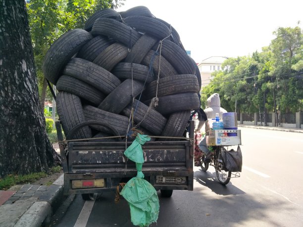 Tanah abang，雅加达，印度尼西亚- 1-16-2021:三轮车超载，在路上图片下载