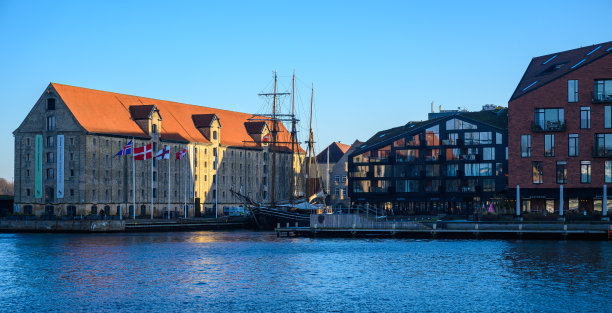 码头附近的旧砖和现代玻璃节能建筑全景。蓝色的小时时间。图片下载