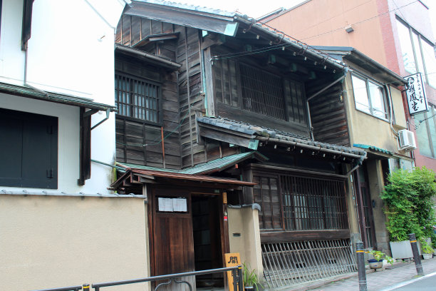 2019年7月13日，日本东京:日本诗人石川拓保纪念堂。刻着和歌的纪念碑。图片下载