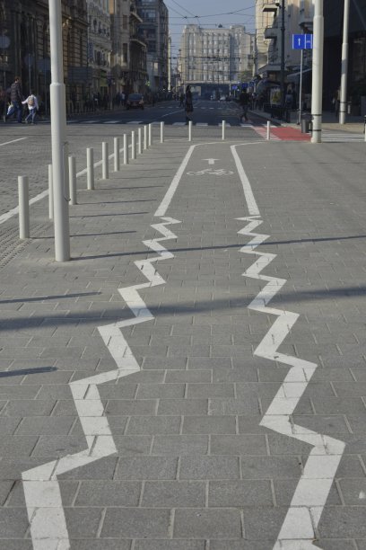 在市区人行道上的自行车道图片下载