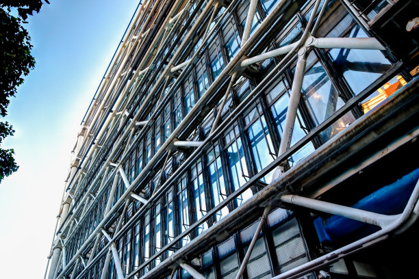 蓬皮杜中心的外部由伦佐·皮亚诺和理查德·罗杰斯设计，有暴露的管道和基础设施图片下载