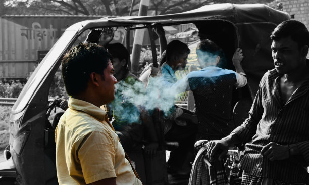 男子在公共场所吸烟的黑白照片图片下载