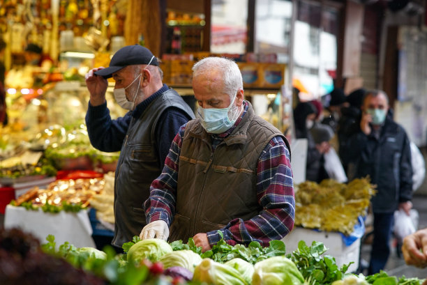 在日冕日，蔬菜水果商工人戴着口罩图片下载