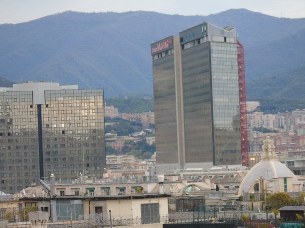 热那亚，城市中心景观图片下载