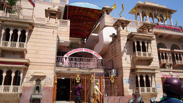 印度教寺庙和宗教概念。湿婆神庙与传统古代雕塑艺术的正面照片。图片下载