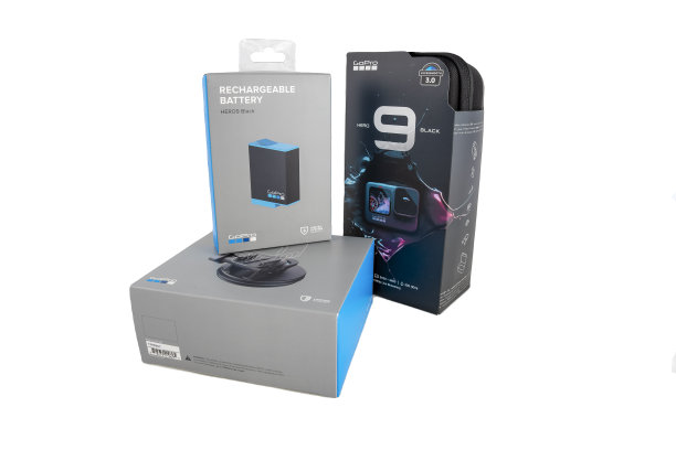 莫斯科，俄罗斯- 2020年11月20日:工厂盒子与原特殊情况下的新旗舰行动相机gopro英雄9和配件在盒子孤立。图片下载