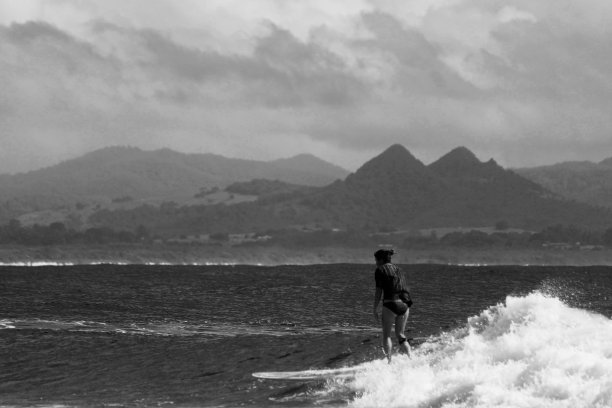 冲浪女孩坐在老式冲浪板上图片下载