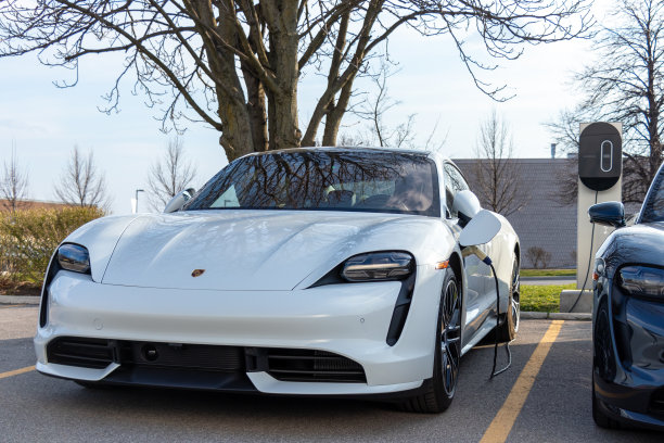 保时捷泰肯涡轮在保时捷经销商停车和充电图片下载