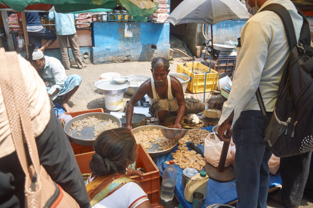 加尔各答NewMarket附近一个拥挤的市场里人们的日常活动图片下载