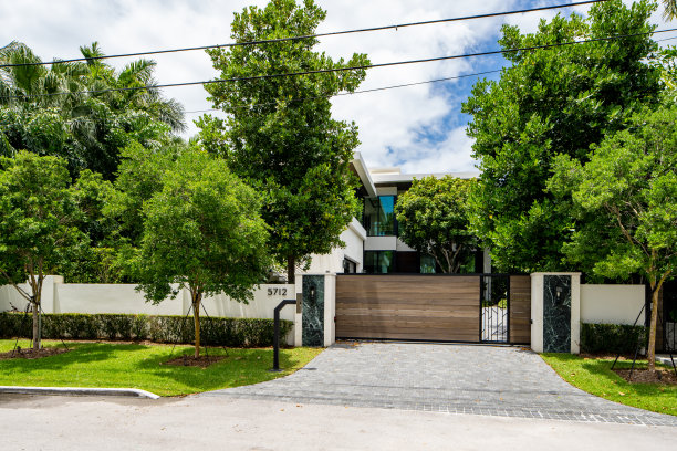 美国佛罗里达州迈阿密海滩拉戈尔斯岛豪华别墅的照片图片下载