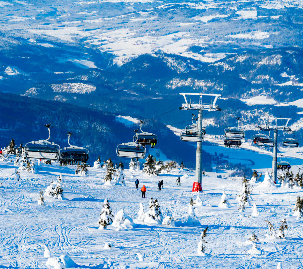 在一个滑雪胜地的全景与人在椅子升降机和雄伟的山在背景。高质量的照片图片下载