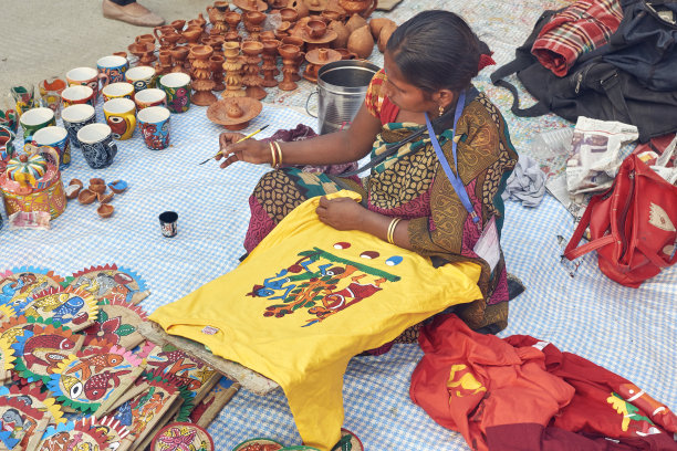 在加尔各答纽敦举行的Saras Mela集市上，一名女工匠忙着工作图片下载