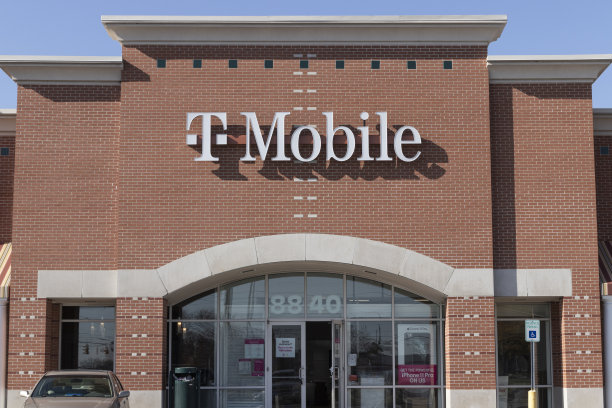T-Mobile零售无线商店。T-Mobile与Sprint合并，希望推进5G发展。图片下载