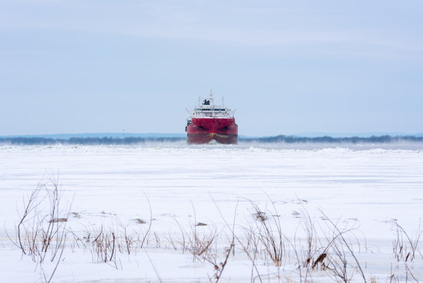 冬天圣劳伦斯河上的一艘油轮图片下载