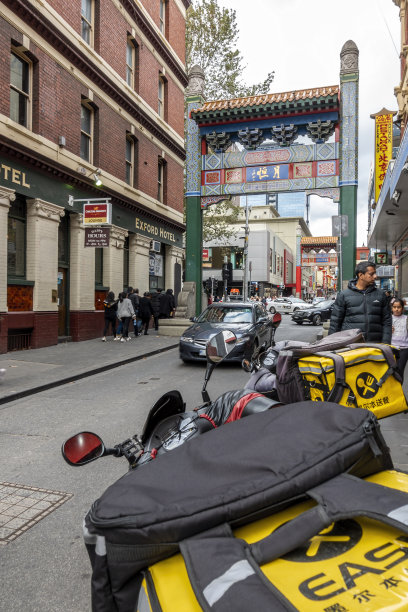 中式大门标志着小博克街上的唐人街图片下载