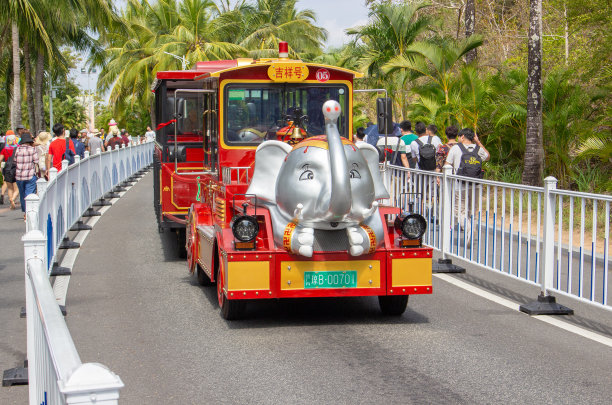 南山佛教文化中心游乐车。载着游客到公园的遥远地方图片下载