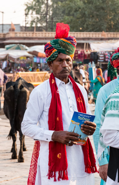 穿着传统服装的印度男人的肖像图片下载