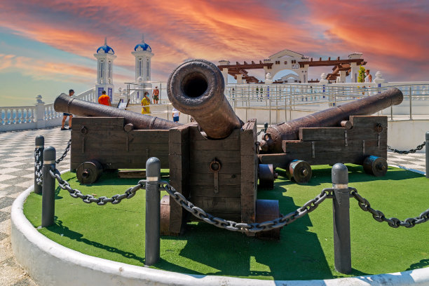西班牙贝尼多姆圣安娜广场上的旧式装饰大炮图片下载