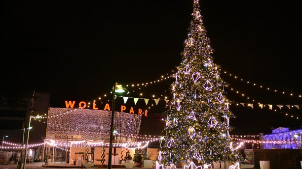 晚上的沃拉公园购物中心。图片下载