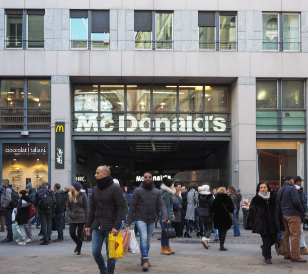 米兰的麦当劳店面图片下载