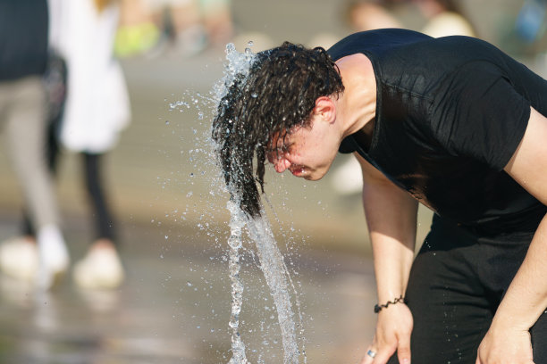 该去弄点水喝了图片下载