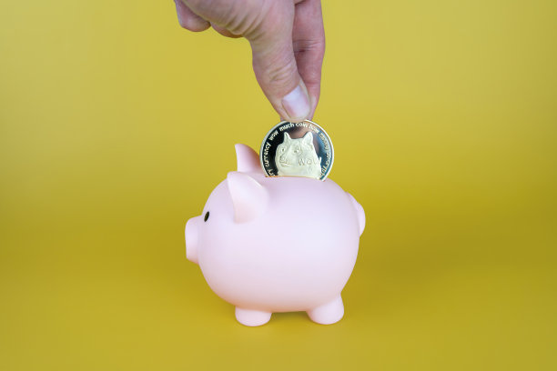 一名男子将狗狗币加密货币放入储蓄罐图片下载