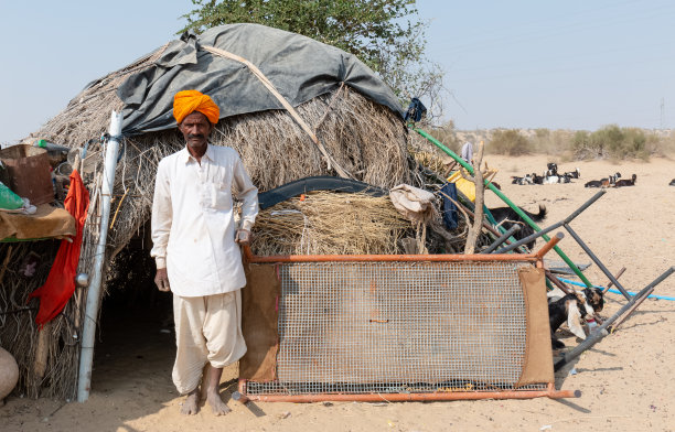 穿着传统服装的印度男人的肖像图片下载