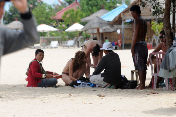 游客和商人在海滩上图片下载