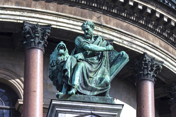 圣彼得堡圣以撒大教堂屋顶上的青铜雕塑。图片下载