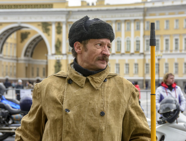 他和“邮递员佩奇金”在圣彼得堡开始了摩托车赛季。图片下载