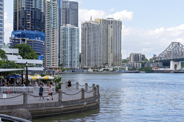 河岸城市天际线图片下载