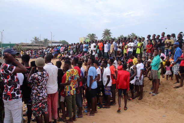 在西非多哥Lomé的公共海滩，很多人在观看一场球类比赛。图片下载