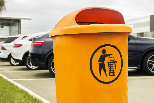 奔驰车背景上的垃圾。抽象的照片。为了一个干净的城市。图片下载