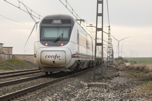 从萨拉戈萨出发的区域特快列车，途经西班牙加卢尔。图片下载