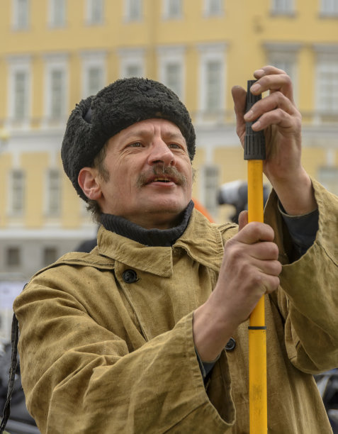 他和“邮递员佩奇金”在圣彼得堡开始了摩托车赛季。图片下载