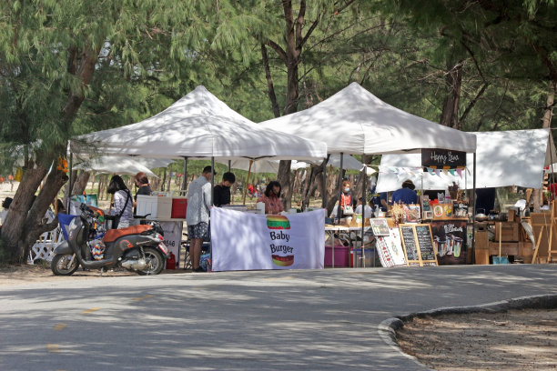 露天大帐篷下的餐饮网点图片下载